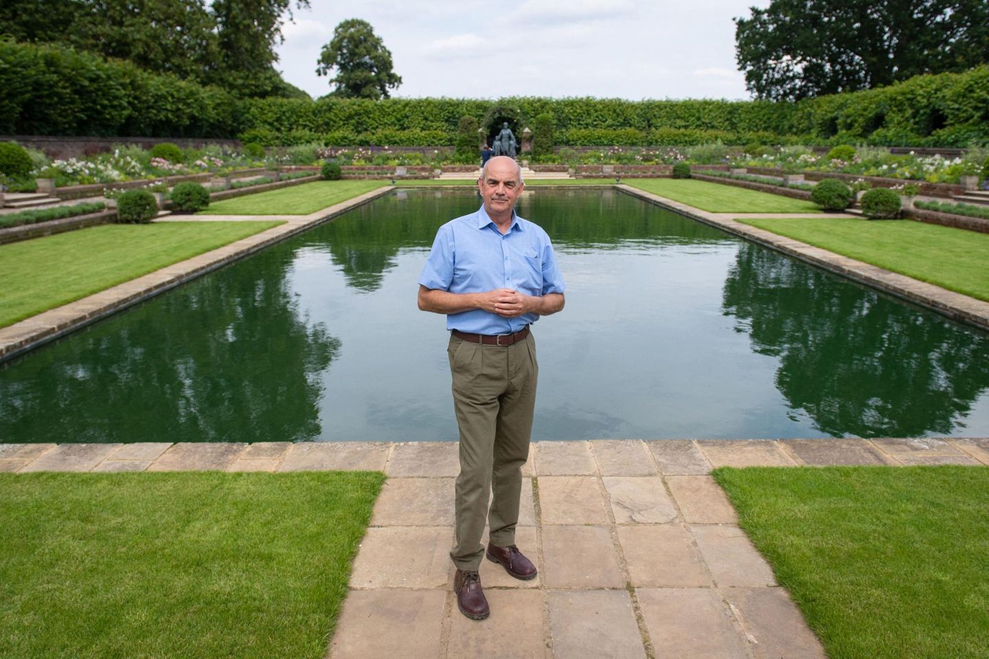 Aufgestellt ist die Statue in dem Sunken Garden, dem nördlichen Bereich des Kensington Palasts. Die Gartenanlage wurde 1908 von König Edward VI. in Auftrag gegeben, Diana fühlte sich hier immer besonders wohl. An diesem Ort gaben auch Harry und Meghan ihre Verlobung bekannt.