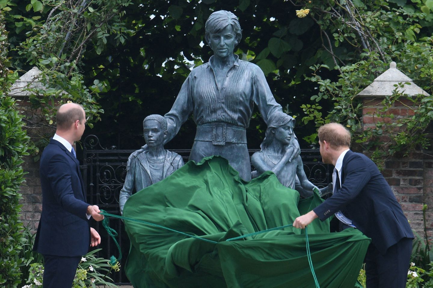 Prinzessin-Diana-Statue: Es ist der Moment, auf den alle gewartet haben: Prinz William und Prinz Harry enthüllen die Statue zu Ehren ihrer Mutter. Prinzessin Diana wäre an diesem Tag 60 Jahre alt geworden. Die Zeremonie im Garten des Kensington Palastes bringt auch die zerstrittenen Brüder erstmals seit der Beerdigung ihres Großvaters Prinz Philip wieder zusammen. Es ist der Moment, auf den alle gewartet haben: Prinz William und Prinz Harry enthüllen die Statue zu Ehren ihrer Mutter. Prinzessin Diana wäre an diesem Tag 60 Jahre alt geworden. Die Zeremonie im Garten des Kensington Palastes bringt auch die zerstrittenen Brüder erstmals seit der Beerdigung ihres Großvaters Prinz Philip wieder zusammen.