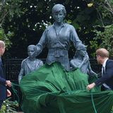 Es ist der Moment, auf den alle gewartet haben: Prinz William und Prinz Harry enthüllen die Statue zu Ehren ihrer Mutter. Prinzessin Diana wäre an diesem Tag 60 Jahre alt geworden. Die Zeremonie im Garten des Kensington Palastes bringt auch die zerstrittenen Brüder erstmals seit der Beerdigung ihres Großvaters Prinz Philip wieder zusammen.