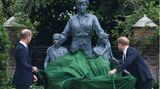 Es ist der Moment, auf den alle gewartet haben: Prinz William und Prinz Harry enthüllen die Statue zu Ehren ihrer Mutter. Prinzessin Diana wäre an diesem Tag 60 Jahre alt geworden. Die Zeremonie im Garten des Kensington Palastes bringt auch die zerstrittenen Brüder erstmals seit der Beerdigung ihres Großvaters Prinz Philip wieder zusammen.