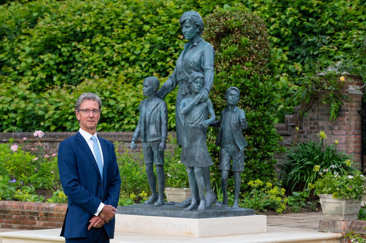 Der berühmte britische Bildhauer Ian Rank-Broadley hat die Skulptur entworfen. Seine Werke sind unter anderem im British Museum und im Rijksmuseum ausgestellt. Zudem hält fast jeder Brite täglich seine Arbeit in den Händen: Sein Porträt von Königin Elisabeth II. wird auf in Großbritannien und den Commonwealth-Staaten auf Münzen geprägt.