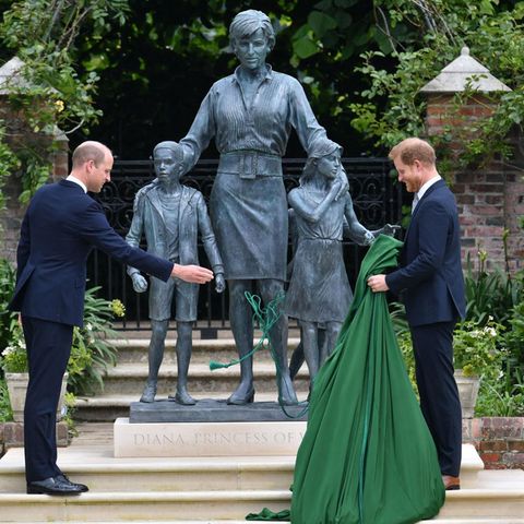 Beide Söhne haben ein Lächeln auf den Lippen, als der grüne Vorhang fällt. Es ist ein kurzer Moment der Entspannung. Dass dies auch für das Verhältnis der zerstrittenen Brüder gilt, daran bestehen Zweifel: Harry soll nach nur 20 Minuten die Veranstaltung verlassen haben.