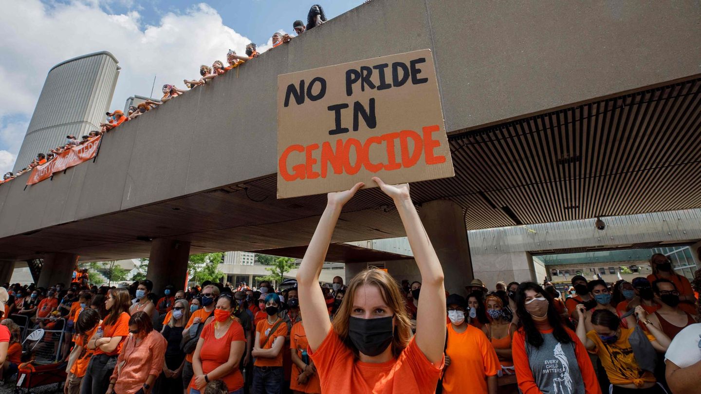 Am Nationalfeiertag: "Kein Stolz auf Völkermord" steht auf dem Schild dieser Teilnehmerin des "Every Child Matters"-Marsches in Toronto. Die kanadische Gesellschaft muss sich derzeit durch Funde von Gräbern und sterblicher Überreste Hunderter indigener Kinder einem dunklen Kapitel seiner Geschichte stellen; der gewaltsamen Zwangsumerziehung von indigenen Kinder. "Kein Stolz auf Völkermord" steht auf dem Schild dieser Teilnehmerin des "Every Child Matters"-Marsches in Toronto. Die kanadische Gesellschaft muss sich derzeit durch Funde von Gräbern und sterblicher Überreste Hunderter indigener Kinder einem dunklen Kapitel seiner Geschichte stellen; der gewaltsamen Zwangsumerziehung von indigenen Kinder.