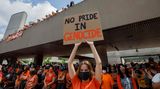 "Kein Stolz auf Völkermord" steht auf dem Schild dieser Teilnehmerin des "Every Child Matters"-Marsches in Toronto. Die kanadische Gesellschaft muss sich derzeit durch Funde von Gräbern und sterblicher Überreste Hunderter indigener Kinder einem dunklen Kapitel seiner Geschichte stellen; der gewaltsamen Zwangsumerziehung von indigenen Kinder.
