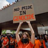 "Kein Stolz auf Völkermord" steht auf dem Schild dieser Teilnehmerin des "Every Child Matters"-Marsches in Toronto. Die kanadische Gesellschaft muss sich derzeit durch Funde von Gräbern und sterblicher Überreste Hunderter indigener Kinder einem dunklen Kapitel seiner Geschichte stellen; der gewaltsamen Zwangsumerziehung von indigenen Kinder.