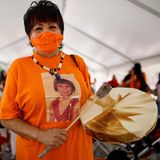 Indigene Trommlerin mit T-Shirt mit Foto ihres 8-Jährigen Ichs