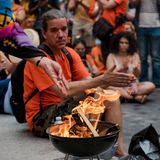 Tabak wird während des Gedenkens für getötete indigene Kin der ins Feuer geworfen