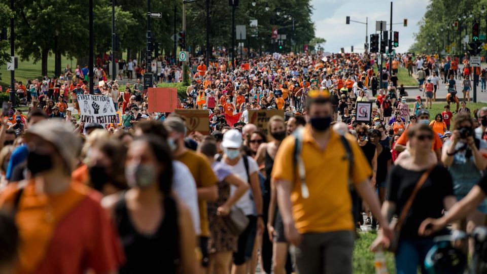 Tausende beim Every Child Matters Marsch in Montreal