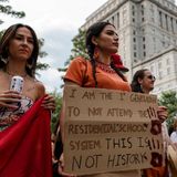 Eine junge Indigene macht darauf aufmerksam, dass Residential Schools nicht zu einer fernen Vergangenheit gehören