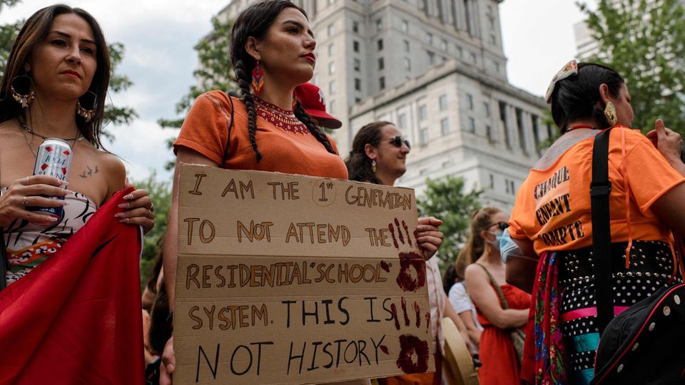 Eine junge Indigene macht darauf aufmerksam, dass Residential Schools nicht zu einer fernen Vergangenheit gehören