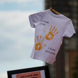 Nationales Verbrechen steht auf einem kleinen weißen T-Shirt