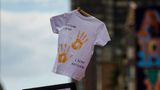 Nationales Verbrechen steht auf einem kleinen weißen T-Shirt