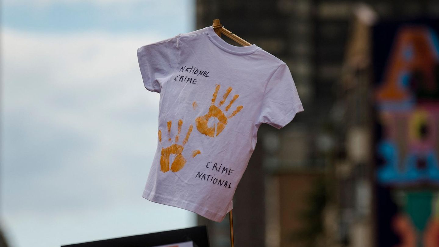 Nationales Verbrechen steht auf einem kleinen weißen T-Shirt