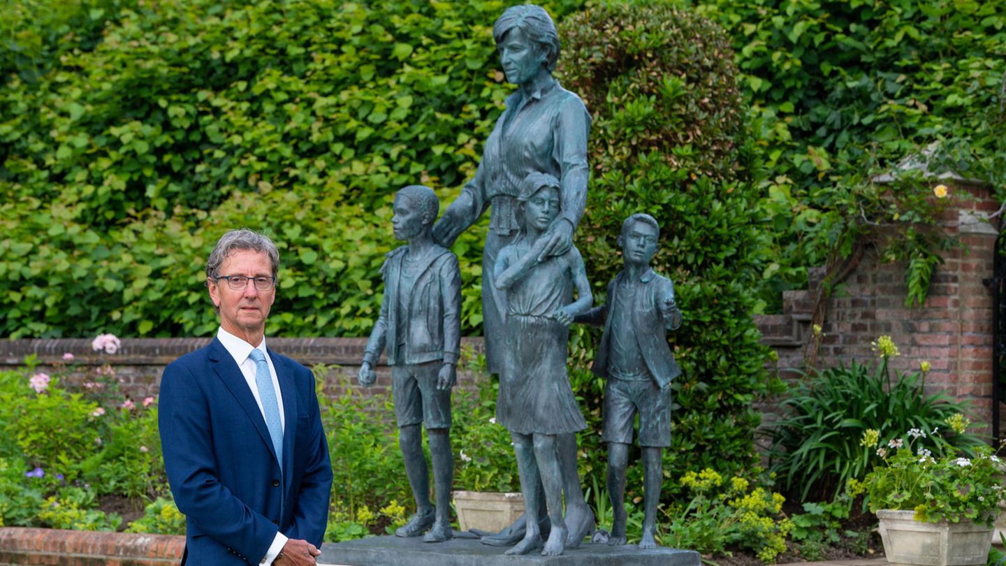 Die Skulptur von Prinzessin Diana im Kensington Park Die Skulptur von Prinzessin Diana im Kensington Park