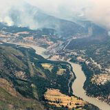 Dichter Rauch steigt in den Wäldern und Bergen nördlich von Lytton in den Himmel
