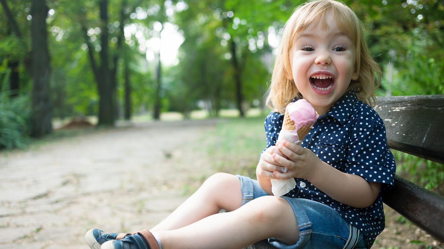 Ein Kind hält ein Eis und ruft begeistert