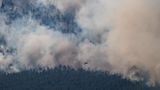 Ein Helikopter bekämpft den Waldbrand in der Region