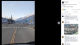 Besonders eindrucksvoll ist dieses ebenfalls auf Facebook veröffentlichte Foto, das eine Kreuzung an der durch Lytton führenden Main Street am Morgen nach dem Feuer zeigt. Die Häuser rechts und links von der Straße sind nahezu alle vollständig zerstört, ein offensichtlich gemauerter Schornstein (rechter Bildrand) indes hielt den Flammen stand. Vor der Katastrophe ...