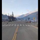 Besonders eindrucksvoll ist dieses ebenfalls auf Facebook veröffentlichte Foto, das eine Kreuzung an der durch Lytton führenden Main Street am Morgen nach dem Feuer zeigt. Die Häuser rechts und links von der Straße sind nahezu alle vollständig zerstört, ein offensichtlich gemauerter Schornstein (rechter Bildrand) indes hielt den Flammen stand. Vor der Katastrophe ...