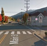 ... sah Lytton an derselben Stelle so aus (Streetview-Ansicht aus Oktober 2018). Das Schild für den Zebrastreifen und auch der Schornstein - wenn auch vom Gebäude rechts größtenteils verdeckt - sind wiederzuerkennen.