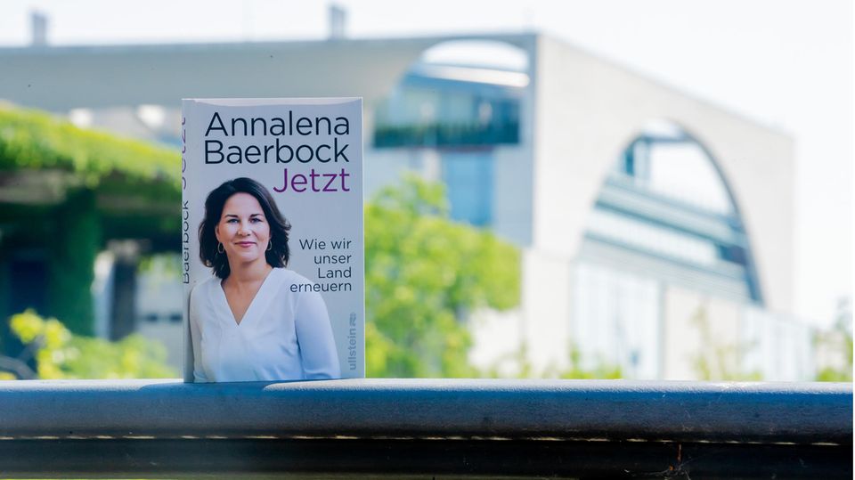Das Buch von Annalena Baerbock "Jetzt. Wie wir unser Land erneuern" ist vor dem Bundeskanzleramt zu sehen