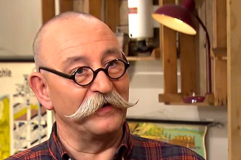 Horst Lichter steht im Studio von Bares für Rares in Pulheim am Expertentisch