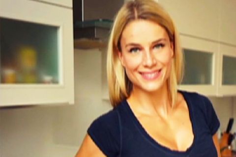 Adrienne Koleszar steht vor dem Spiegel in Polizei-Uniform