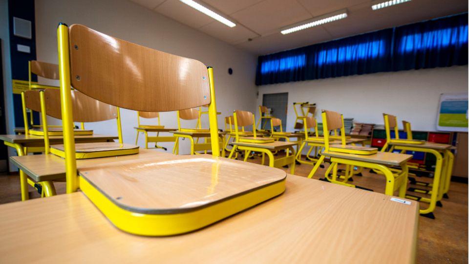 Ein leerer Klassenraum mit auf die Tische gestellten Stühle