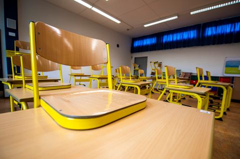 Ein leerer Klassenraum mit auf die Tische gestellten Stühle