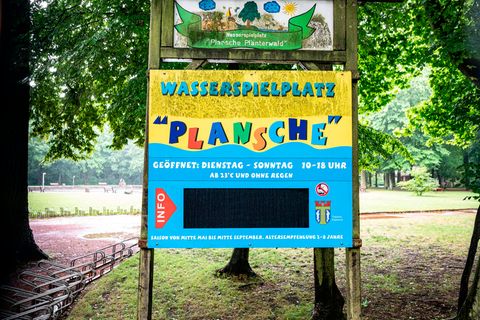 Eingangsschild der Plansche im Plänterwald