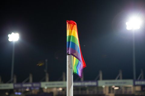 Eine Eckfahne in Regenbogenfarben