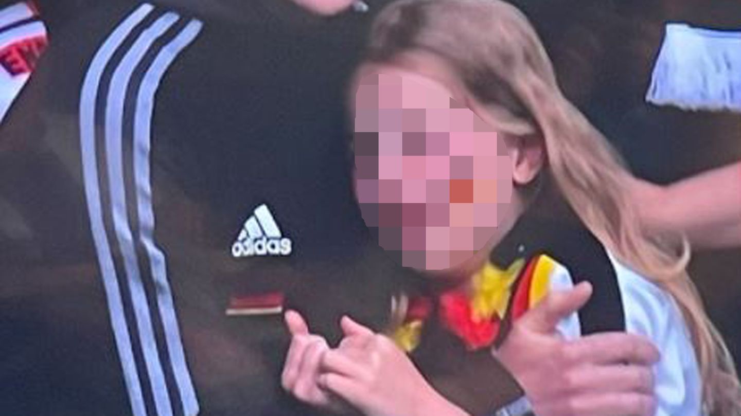Die Kleine weint bitterlich, nachdem die deutsche Mannschaft gegen England aus dem Turnier geflogen ist
