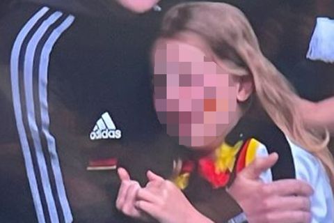 Die Kleine weint bitterlich, nachdem die deutsche Mannschaft gegen England aus dem Turnier geflogen ist