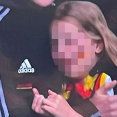 Die Kleine weint bitterlich, nachdem die deutsche Mannschaft gegen England aus dem Turnier geflogen ist