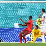 Jetzt hat es auch die Schweiz erwischt. Denis Zakaria, einer der vielen Gladbacher im Team der Eidgenossen, erhielt heute einen Einsatz von Beginn an als Ersatz für Granit Xhaka. Den Schuss des Spaniers Jodia Alba wollte er klären, erwischte ihn aber nicht richtig und lenkte ihn ins eigene Tor. Vielleicht fehlte ihm ein wenig die Wettkampfpraxis.