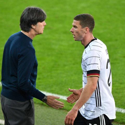 Robin Gosens und Joachim Löw klatschen ab