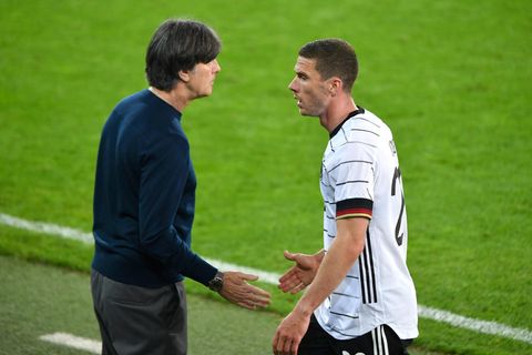 Robin Gosens und Joachim Löw klatschen ab
