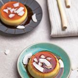 Zitronengras-Ingwer-Crème-Caramel      Zutaten: 100 g Zucker, 2 Stangen Zitronengras, 1 walnussgroßes Stück Ingwer, 4 Kaffirlimettenblätter (alternativ Abrieb von ½ unbehandelten Limette), 200 ml Kokosmilch, 150 ml gesüßte Kondensmilch, 200 ml Milch 4 kleine Eier (Größe S)  Außerdem: Kokoschips (optional)      Zubereitung: Den Zucker in einer kleinen Pfanne karamellisieren lassen, mit 4 EL Wasser ablöschen und sirupartig einkochen. Den Karamellsirup auf sechs ofenfeste Förmchen (à ca. 150 ml) verteilen und abkühlen lassen. Inzwischen das untere Drittel vom Zitronengras fein hacken. Den Ingwer schälen und fein würfeln. Die Kaffirlimettenblätter bis auf die harten Blattrippen in feine Streifen schneiden. Zitronengras, Ingwer und Kaffirlimettenblätter in ein Teesieb geben. Die Kokosmilch, die Kondensmilch und die Milch in einem kleinen Topf aufkochen, den Herd ausschalten, das Teesieb hineingeben und die Mischung etwa 1 Stunde ziehen lassen. Anschließend die Gewürze entfernen. Die Eier schaumig aufschlagen und die aromatisierte Milchmischung unterrühren. Den Backofen bei 160°C Ober- und Unterhitze vorheizen. Die Creme gleichmäßig auf die Förmchen mit dem Karamell gießen. Anschließend die Förmchen in eine große Auflaufform setzen, so viel Wasser zugießen, bis die Förmchen etwa zur Hälfte im Wasser stehen, und die Auflaufform für 40 Minuten in den Ofen stellen. Die Crème Caramel bei Raumtemperatur abkühlen lassen und anschließend mindestens 4 Stunden kühl stellen. Zum Servieren die Ränder vorsichtig mit einem Messer lösen und die Crème auf kleine Teller stürzen. Auf Wunsch mit Kokoschips garniert servieren.