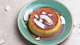 Zitronengras-Ingwer-Crème-Caramel      Zutaten: 100 g Zucker, 2 Stangen Zitronengras, 1 walnussgroßes Stück Ingwer, 4 Kaffirlimettenblätter (alternativ Abrieb von ½ unbehandelten Limette), 200 ml Kokosmilch, 150 ml gesüßte Kondensmilch, 200 ml Milch 4 kleine Eier (Größe S)  Außerdem: Kokoschips (optional)      Zubereitung: Den Zucker in einer kleinen Pfanne karamellisieren lassen, mit 4 EL Wasser ablöschen und sirupartig einkochen. Den Karamellsirup auf sechs ofenfeste Förmchen (à ca. 150 ml) verteilen und abkühlen lassen. Inzwischen das untere Drittel vom Zitronengras fein hacken. Den Ingwer schälen und fein würfeln. Die Kaffirlimettenblätter bis auf die harten Blattrippen in feine Streifen schneiden. Zitronengras, Ingwer und Kaffirlimettenblätter in ein Teesieb geben. Die Kokosmilch, die Kondensmilch und die Milch in einem kleinen Topf aufkochen, den Herd ausschalten, das Teesieb hineingeben und die Mischung etwa 1 Stunde ziehen lassen. Anschließend die Gewürze entfernen. Die Eier schaumig aufschlagen und die aromatisierte Milchmischung unterrühren. Den Backofen bei 160°C Ober- und Unterhitze vorheizen. Die Creme gleichmäßig auf die Förmchen mit dem Karamell gießen. Anschließend die Förmchen in eine große Auflaufform setzen, so viel Wasser zugießen, bis die Förmchen etwa zur Hälfte im Wasser stehen, und die Auflaufform für 40 Minuten in den Ofen stellen. Die Crème Caramel bei Raumtemperatur abkühlen lassen und anschließend mindestens 4 Stunden kühl stellen. Zum Servieren die Ränder vorsichtig mit einem Messer lösen und die Crème auf kleine Teller stürzen. Auf Wunsch mit Kokoschips garniert servieren.