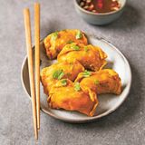 Frittierte Teigtaschen mit würziger Füllung      Zutaten: Füllung: 25 g Sojagranulat (alternativ feine Sojaschnetztel; erhältlich im Bioladen), 1 EL Sojasauce, 5 g getrocknete Wolkenohrpilze (Mu-Err), 15 g Glasnudeln, 1 mittelgroße Karotte (ca. 60 g), 1 Schalotte, 1 EL Bratöl (z.B. Sojaöl), Salz, frisch gemahlener schwarzer Pfeffer, 1–2 EL Annatto-Öl (alternativ 1 TL geröstetes Sesamöl)  Außerdem: 20 kleine Wantan- oder Gyoza-Teigblätter, ca. 300 ml Bratöl (z.B. Sojaöl), 1 EL gehackte Minze, 1 Portion klassische Dip-Sauce (siehe Bild 2), 2 Handvoll Salatblätter (optional)      Zubereitung: Für die Füllung das Sojagranulat in einer Schüssel mit der Sojasauce und kochendem Wasser übergießen und mindestens 15 Minuten quellen lassen. Inzwischen die Wolkenohrpilze in einer Schale mit kochendem Wasser übergießen und ebenfalls 15 Minuten quellen lassen. Die Nudeln in einer weiteren Schale mit kochendem Wasser übergießen und etwa 5 Minuten ziehen lassen, anschließend abgießen und mit der Küchenschere in kleine Stücke schneiden. Die Karotte schälen und etwa 5 mm klein würfeln. Die Schalotte abziehen und fein würfeln. Das Sojagranulat in ein Sieb abgießen und etwas ausdrücken. Die Pilze ebenfalls abgießen und fein hacken. Das Bratöl in einer Pfanne erhitzen und Schalotte, Karotte, Pilze und Sojagranulat darin bei hoher Temperatur etwa 5 Minuten anbraten. Die Glasnudeln untermischen, die Mischung mit Salz, Pfeffer und Annatto-Öl würzen und etwas abkühlen lassen. Die Teigblätter nacheinander füllen und falten. Dafür je 1 gehäuften TL Füllung mittig auf das Teigblatt setzen, die Ränder leicht mit Wasser einstreichen und die Teigtasche in der Hand zusammenfalten, dabei die Ränder leicht nach innen falten. Das Bratöl in einem Wok oder einer Pfanne mit hohem Rand erhitzen und die Teigtaschen darin bei hoher Temperatur portionsweise goldbraun frittieren. Auf Küchenpapier abtropfen lassen und mit der Minze garnieren. Die Dip-Sauce dazu reichen und auf Wunsch mit Salatblättern zum Einwickeln servieren.