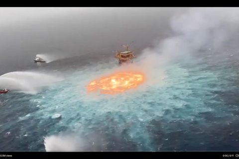 Das "Feuerauge" im Golf von Mexiko. Eine Pipeline brannte hier am Freitag