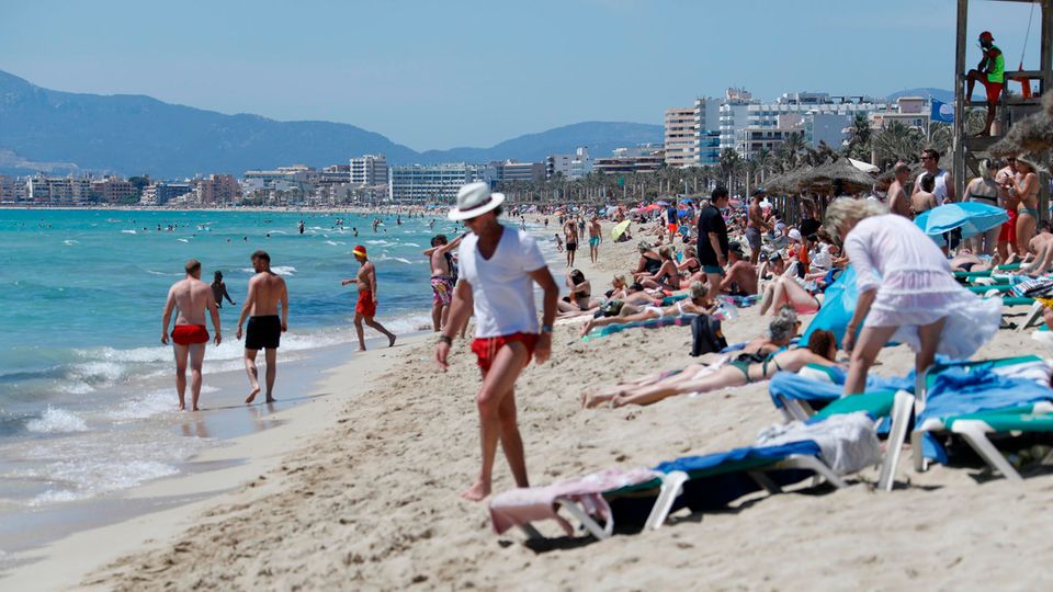 Touristen am Strand von Arenal in Palma de Mallorca