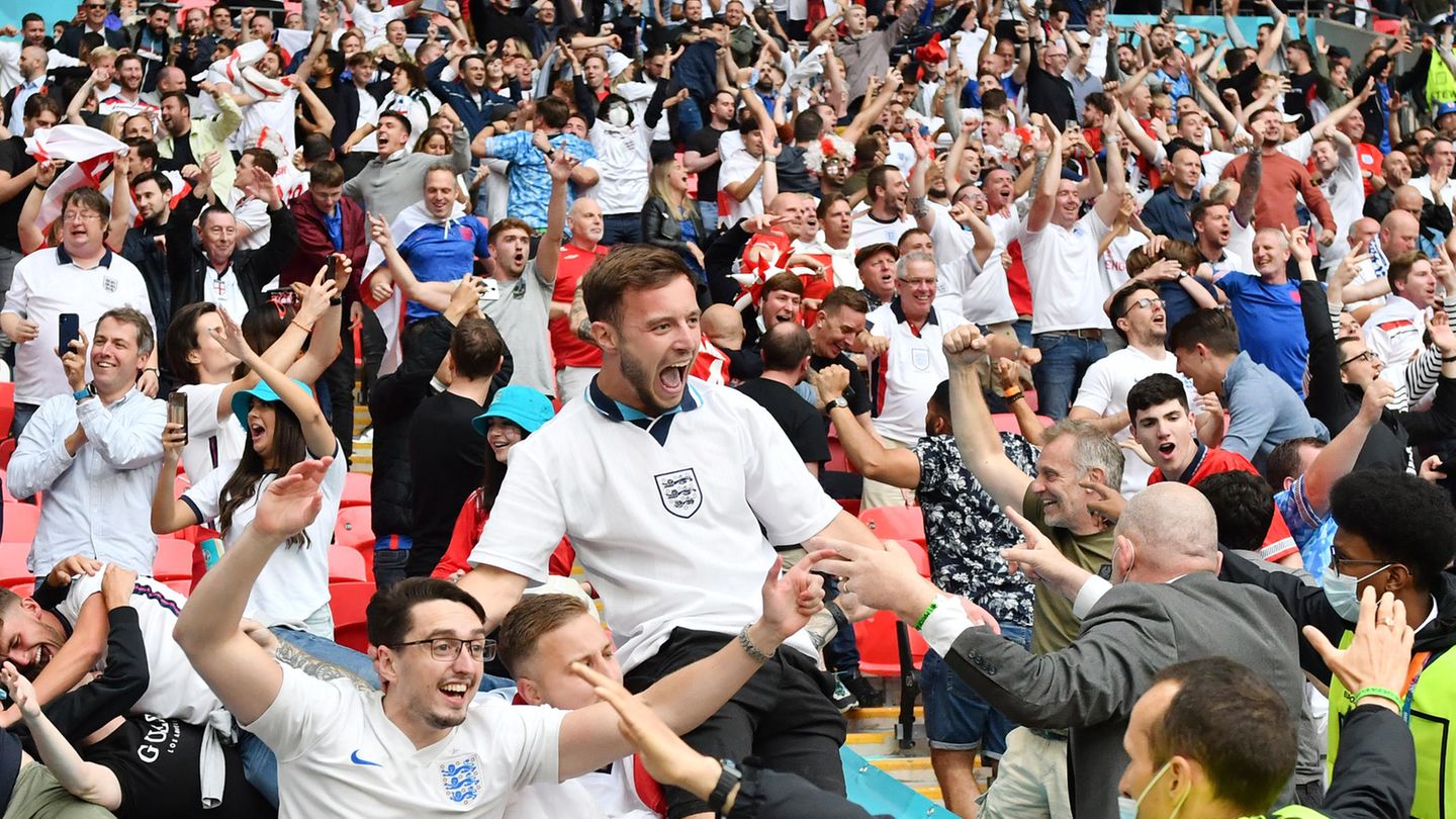 Englische Fans beim Spiel England - Deutschland
