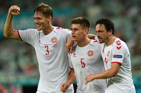 Jannik Vestergaard, Joakim Maehle und Thomas Delany, der Schütze zum ersten Treffer der Dänen, feiern das Tor zur 2:0-Führung