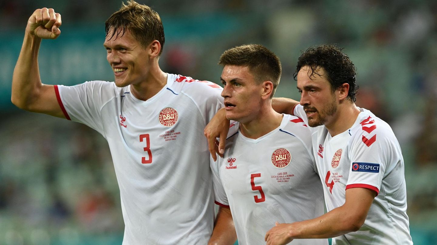 Jannik Vestergaard, Joakim Maehle und Thomas Delany, der Schütze zum ersten Treffer der Dänen, feiern das Tor zur 2:0-Führung