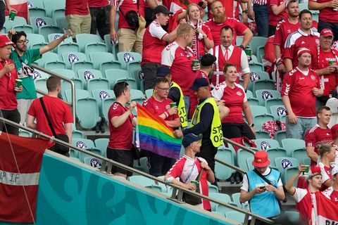 Ordner nehmen einem Fan im Stadion seine Regenbogen-Flagge ab