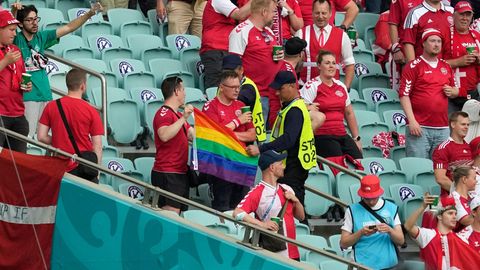Ordner nehmen einem Fan im Stadion seine Regenbogen-Flagge ab