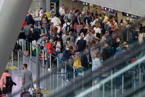 Gedränge am Flughafen Düsseldorf