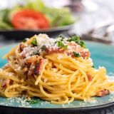 Spaghetti Carbonara  Es gibt Hunderte von Spaghetti-Carbonara-Rezepten. Aber kaum eines ist wirklich fehlerfrei. Sahne beispielsweise hat nichts in der Sauce zu suchen. Wie die Römer ihre Carbonara lieben, hier geht's zum Rezept!