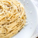 Cacio e pepe Diese Pasta ist zwar simpel, aber sie gelingt nur, wenn die Zutaten von höchster Qualität sind. Was Sie dafür brauchen? Einen guten reifen Pecorino – und schwarzen Pfeffer. Hier geht's zum Rezept!